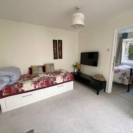 Cosy Apartment With Private Access And Kitchenette In Guildford (Adults Only) Worplesdon Bagian luar foto
