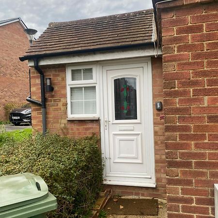 Cosy Apartment With Private Access And Kitchenette In Guildford (Adults Only) Worplesdon Bagian luar foto