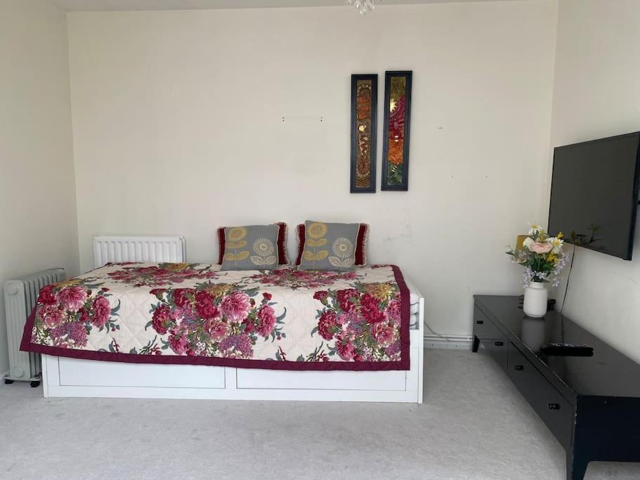 Cosy Apartment With Private Access And Kitchenette In Guildford (Adults Only) Worplesdon Bagian luar foto