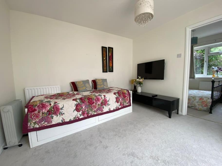 Cosy Apartment With Private Access And Kitchenette In Guildford (Adults Only) Worplesdon Bagian luar foto