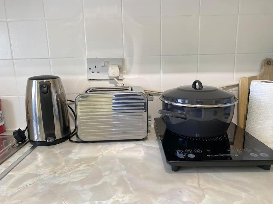 Cosy Apartment With Private Access And Kitchenette In Guildford (Adults Only) Worplesdon Bagian luar foto