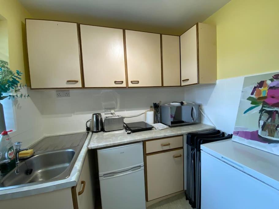 Cosy Apartment With Private Access And Kitchenette In Guildford (Adults Only) Worplesdon Bagian luar foto