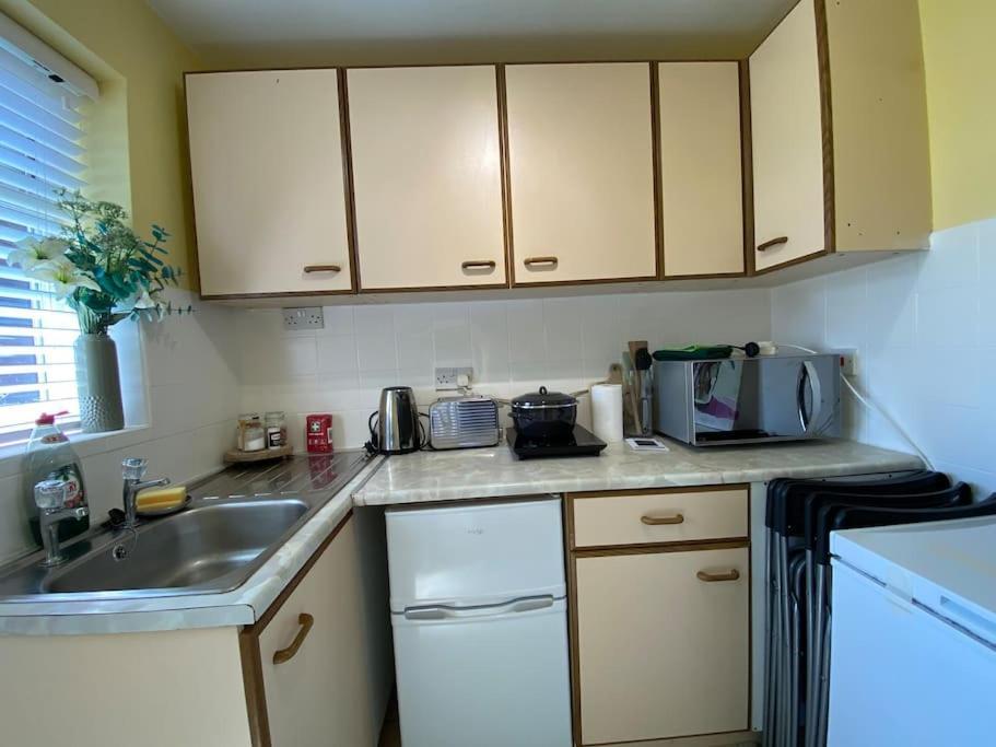 Cosy Apartment With Private Access And Kitchenette In Guildford (Adults Only) Worplesdon Bagian luar foto