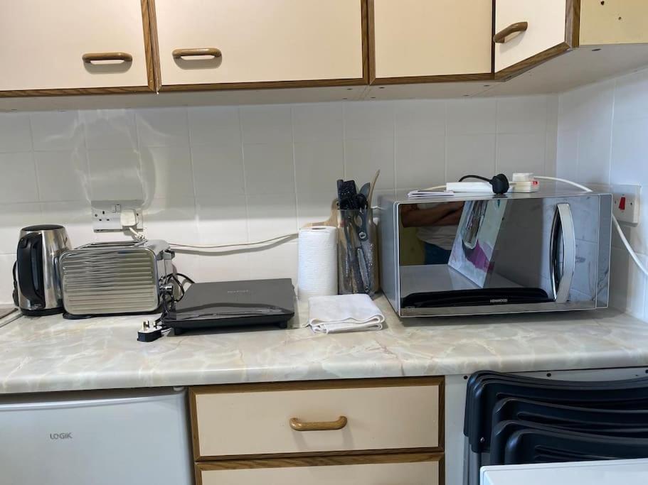 Cosy Apartment With Private Access And Kitchenette In Guildford (Adults Only) Worplesdon Bagian luar foto
