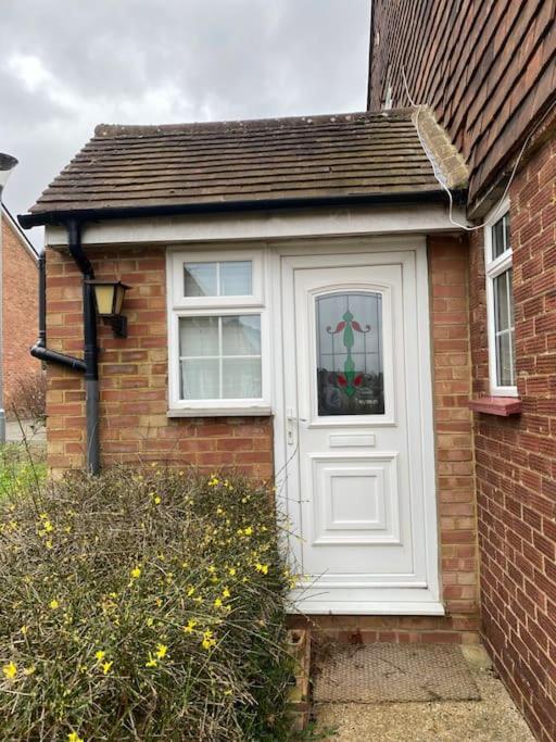 Cosy Apartment With Private Access And Kitchenette In Guildford (Adults Only) Worplesdon Bagian luar foto